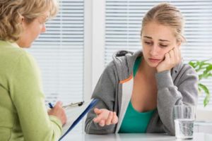 young woman describing symptoms at the Cocaine Addiction Treatment Center