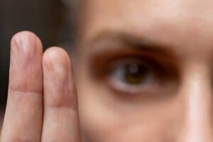 Woman holds fingers up as she begins EMDR therapy program