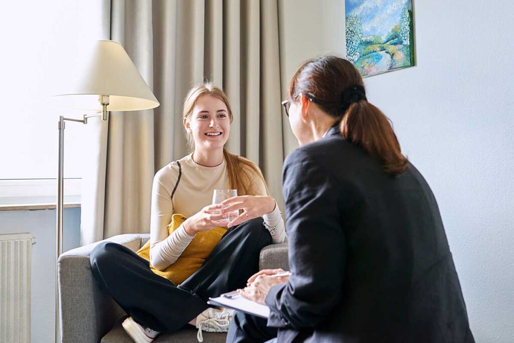 Woman talks to therapist about alcohol detox symptoms